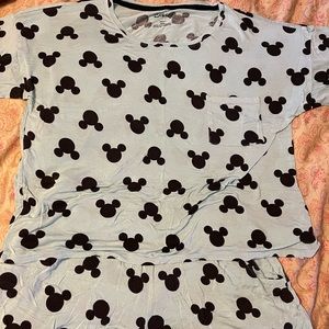 Disney top and shorts pajamas size M